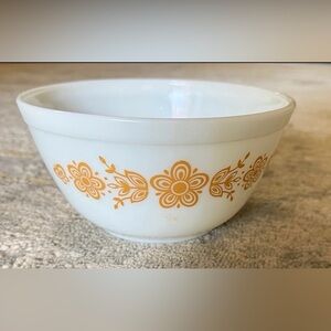 Vintage Pyrex Butterfly Gold Mixing Bowl 402 1.5 Quart White